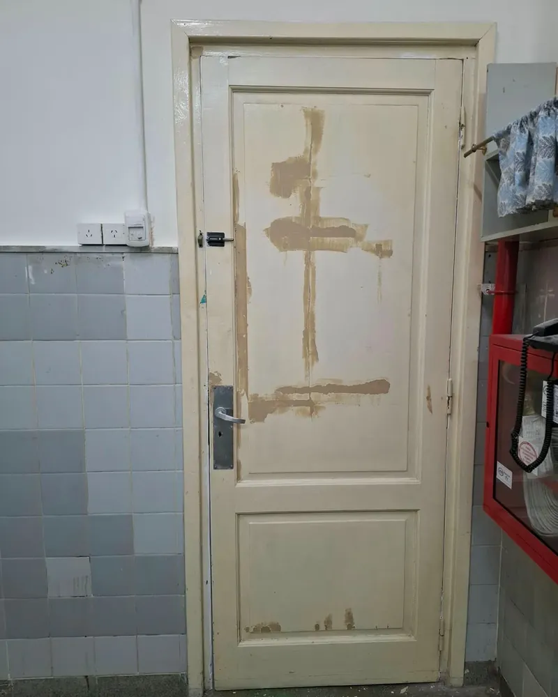 Puerta de madera con masilla, durante la preparación para pintar