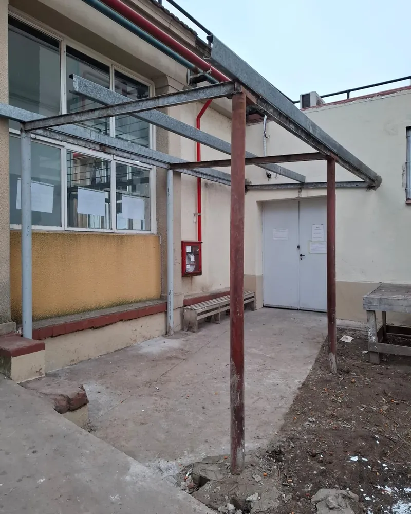 Antes: estructura vieja de caños oxidados en la entrada del edificio